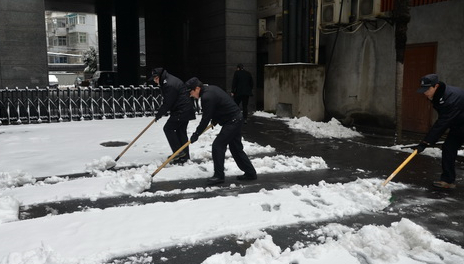 浴“雪”奮戰 -----浙江城建物業公司組織鏟雪行動